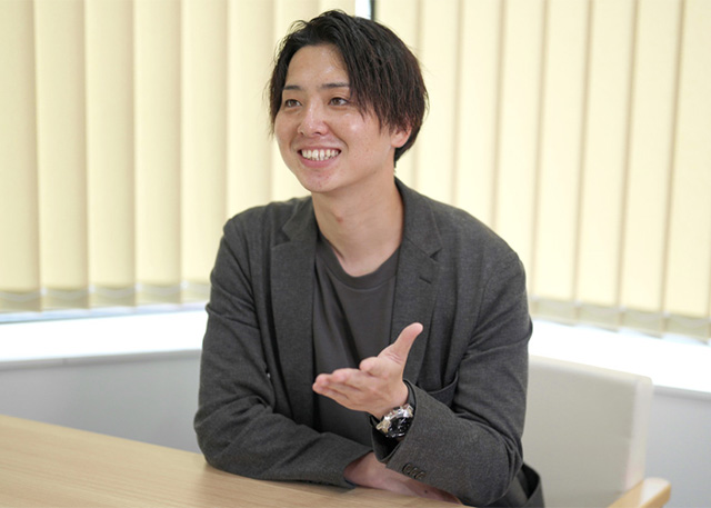 ライバー事業部 越澤社員