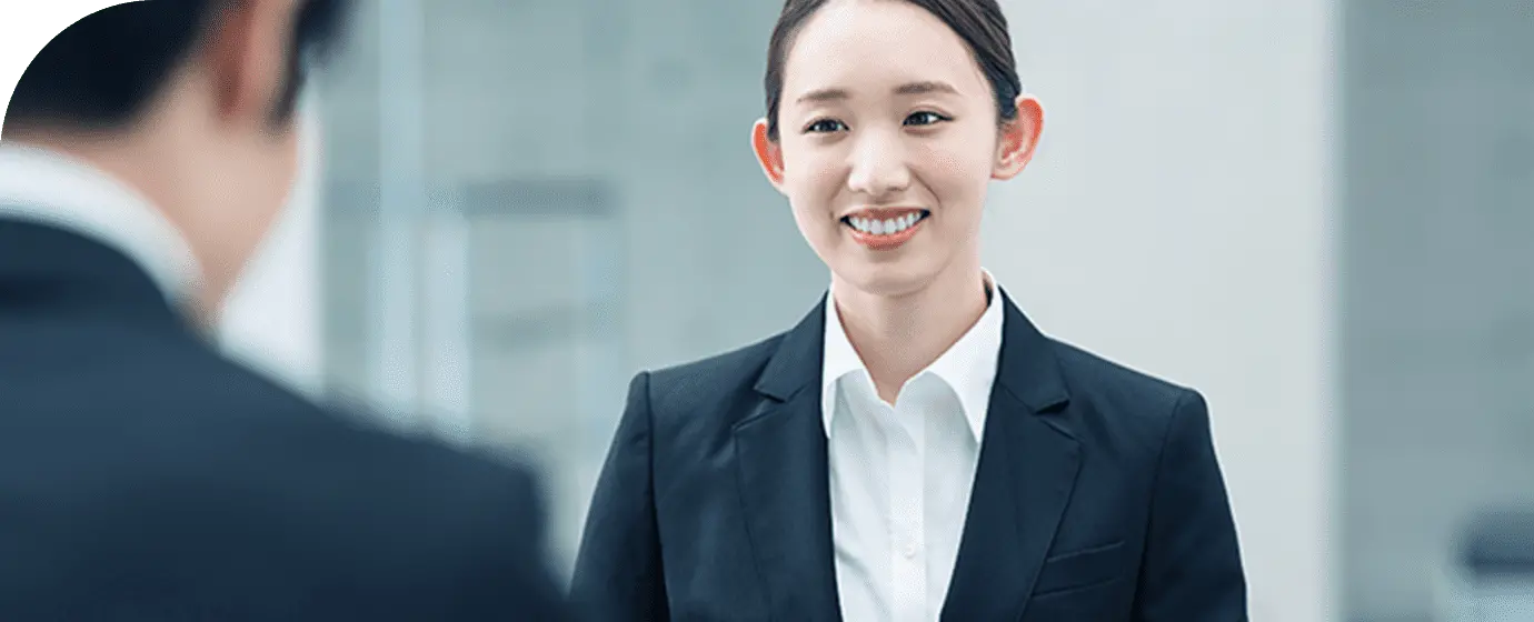 面接をする女性の画像