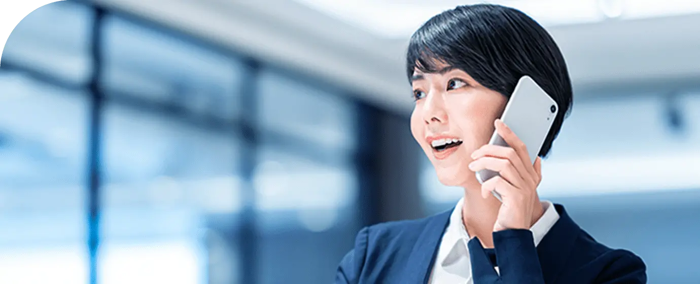 電話をする女性の画像